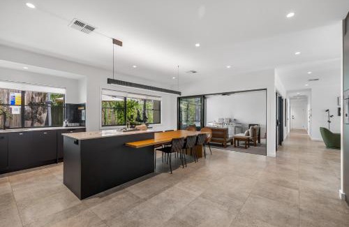 Pokolbin House | Jacaranda Amber The Vintage Golfside Luxe Villa Hunter Valley