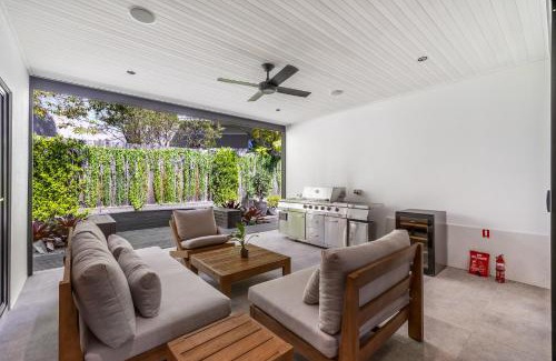 Pokolbin House | Jacaranda Amber The Vintage Golfside Luxe Villa Hunter Valley