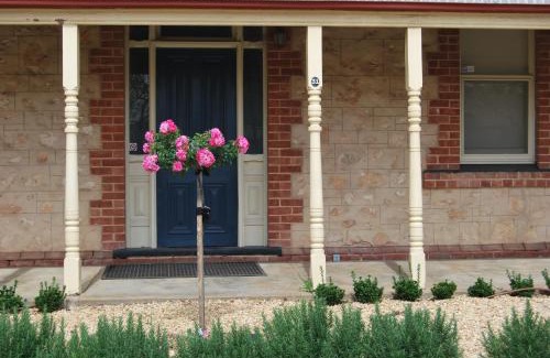 Murray Bridge Apartment | Inviting Jacaranda Cottage - Ideal for Families & Rated 7.9