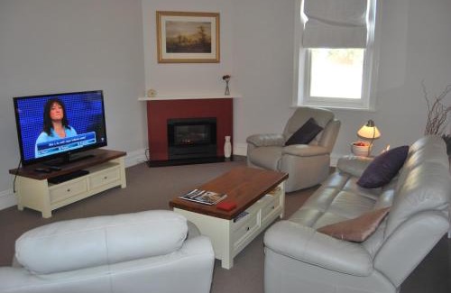 Murray Bridge Apartment | Inviting Jacaranda Cottage - Ideal for Families & Rated 7.9