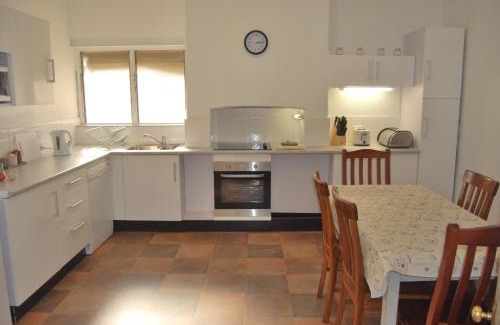 Murray Bridge Apartment | Inviting Jacaranda Cottage - Ideal for Families & Rated 7.9