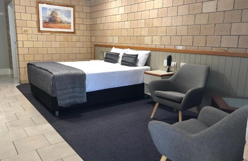 St. George Hotel | Welcoming Jacaranda Country Motel with Pool & Breakfast