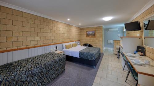 St. George Hotel | Welcoming Jacaranda Country Motel with Pool & Breakfast