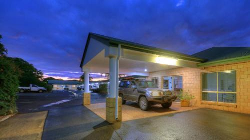 St. George Hotel | Welcoming Jacaranda Country Motel with Pool & Breakfast