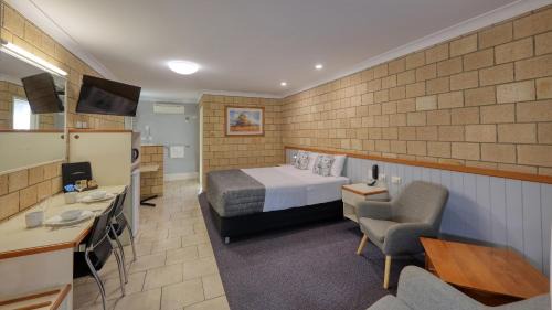 St. George Hotel | Welcoming Jacaranda Country Motel with Pool & Breakfast