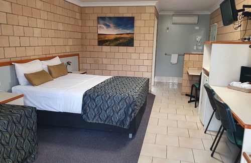 St. George Hotel | Inviting Jacaranda Country Motel with Pool & Breakfast