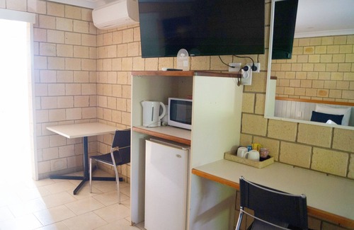 St. George Hotel | Inviting Jacaranda Country Motel with Pool & Breakfast