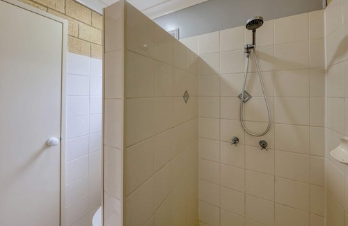 St. George Hotel | Inviting Jacaranda Country Motel with Pool & Breakfast