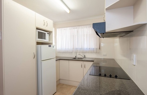 South Toowoomba Hotel | Cozy Jacaranda Place Motor Inn with Pool & Breakfast