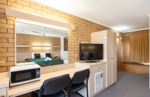 South Toowoomba Hotel | Cozy Jacaranda Place Motor Inn with Pool & Breakfast
