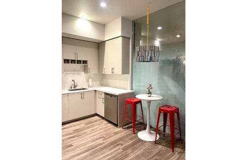 Produce and Waterfront Apartment | Stylish 1BD Apartment at Jack London Square with Pool