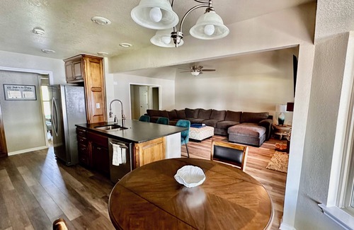 White Settlement House | Relax at Jack on the Rocks Lake House near Fort Worth