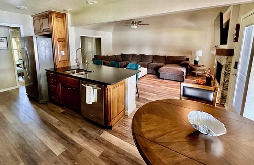White Settlement House | Relax at Jack on the Rocks Lake House near Fort Worth