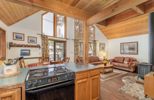 Leavenworth Cabin | Comfortable Jack's Cabin with Hot Tub & Pet-Friendly Options