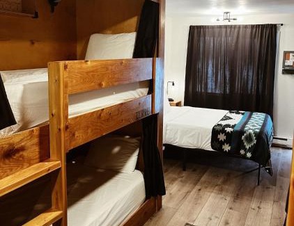 Pinedale Hotel | Pet-Friendly Retreat at Jackalope Motor Lodge - Rated 9.1/10