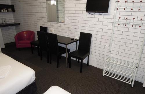 Moree Hotel | Budget-Friendly Jackaroo Apartments with Pool & Kitchen