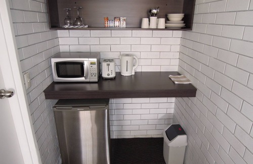 Moree Hotel | Explore Jackaroo Apartments: Eco-Friendly Stay with Pool
