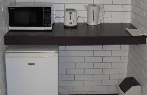 Moree Hotel | Explore Jackaroo Apartments: Eco-Friendly Stay with Pool