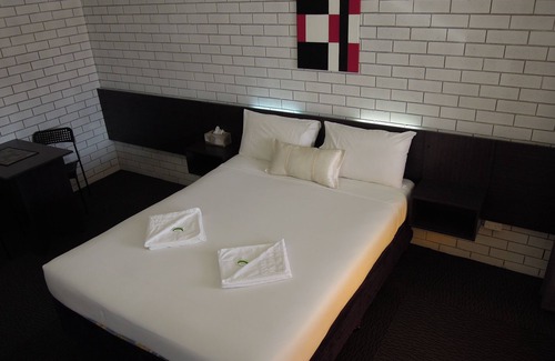 Moree Hotel | Explore Jackaroo Apartments: Eco-Friendly Stay with Pool