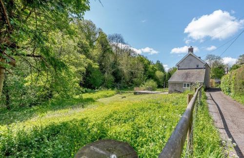 Knighton House | Unforgettable Getaway at Jackdaw Cottage - Pet & Child Friendly