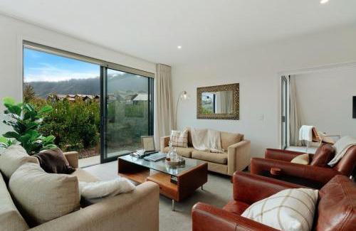 Kawarau Falls House | Family-Friendly Jacks Point Retreat with High Guest Ratings