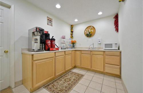 Jacksonville Hotel | Budget-Friendly Jacksonville Inn with Family Amenities