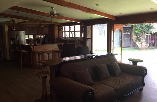 Barrio Ricos y Famosos House | JACO Trinity Oasis - Inviting 4/3 Gem near Beach & Town