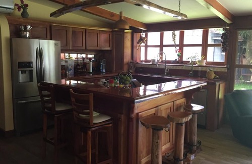 Barrio Ricos y Famosos House | JACO Trinity Oasis - Inviting 4/3 Gem near Beach & Town
