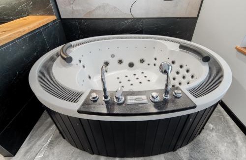 Orlowo Apartment | Relaxing Oceanfront Escape at Jacuzzi A&J Aparts Gdynia