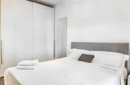 Milan Apartment | Relaxing Jacuzzi Duomo Suites with Hot Tub & Free Parking