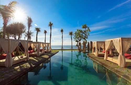 Sukawati Villa | Relaxing Jacuzzi Garden View Villa Near Purnama Beach