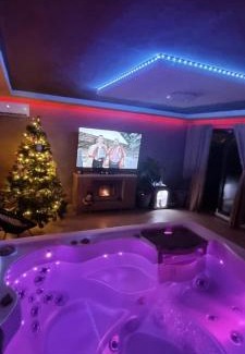 Oradea Apartment | Relax at Jacuzzi Home: 4-Star Stay with Hot Tub Access