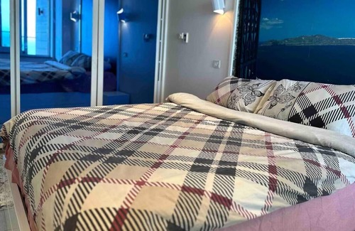 Zeytinburnu Apartment | Jacuzzi on balcony with Princes' Islands view