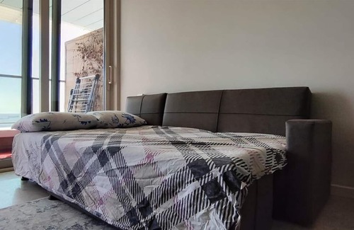 Zeytinburnu Apartment | Jacuzzi on balcony with Princes' Islands view