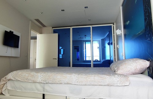 Zeytinburnu Apartment | Jacuzzi on balcony with Princes' Islands view