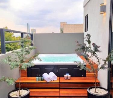 Del Valle Apartment | Indulge in Jacuzzi Moments for Unforgettable Experiences