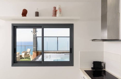 Netanya Apartment | Sea View Penthouse with Hot Tub in Natanya Awaits You