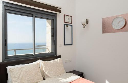 Netanya Apartment | Sea View Jacuzzi Penthouse: 4-Star Haven in Natanya