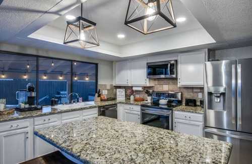 The Colony House | Jacuzzi & Pool House w/Game Room + Fire table near Grandscape