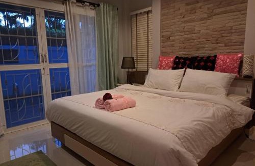 Huai Yai Villa | Pet-Friendly Jacuzzi Pool Villa with Hot Tub & 9/10 Rating