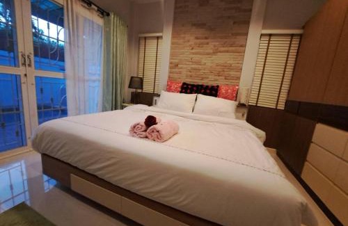 Huai Yai Villa | Pet-Friendly Jacuzzi Pool Villa with Hot Tub & 9/10 Rating