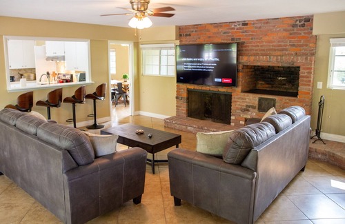 Camarillo House | Relaxing Jacuzzi at Private Hideaway Steps from the Ocean