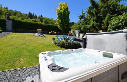 Engreux House | Pet-Friendly Holiday Home with Jacuzzi & 4-Star Comfort