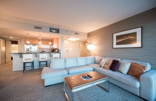 Las Vegas Resort | Relaxing Jacuzzi Suite on Center Strip with Full Kitchen