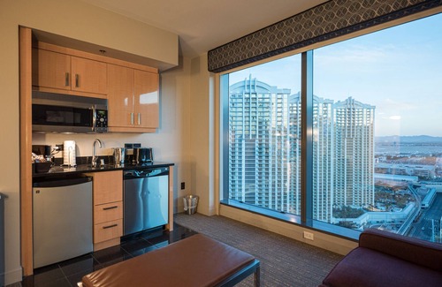 Las Vegas Resort | Relaxing Jacuzzi Suite on Center Strip with Full Kitchen