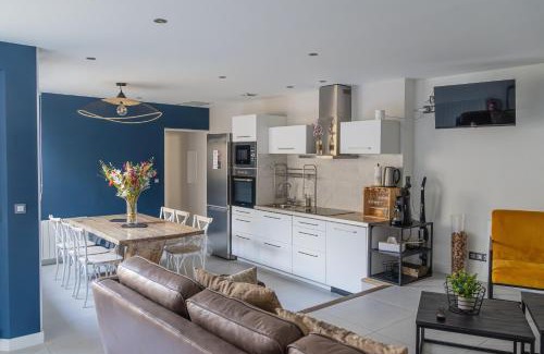 Epernay Apartment | Relaxing Stay at Jacuzzi Terrasse 86 with Hot Tub & AC