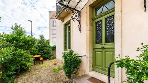 Bourroches Apartment | Discover Jade - Evasion Vintage: Pet & Child Friendly Stay