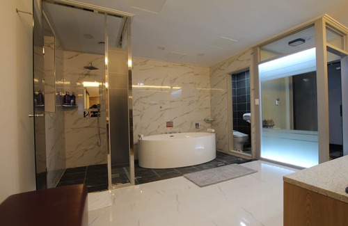 Ulsan Hotel | Discover Comfort at Jade Hotel Ulsan with Breakfast & Hot Tub