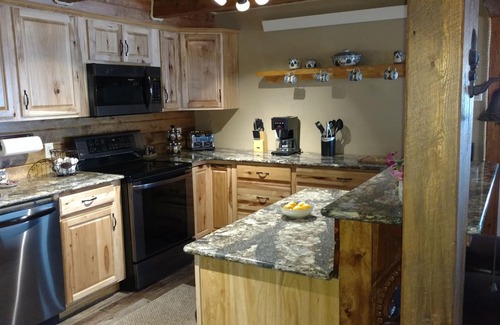 Custer Cabin | Jade Pines: Fun-filled Stay with Pool, Sauna & Lake Views