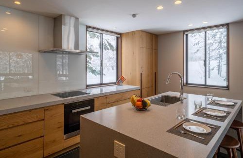 Hirafu Ski Chalet | Discover Jade Rabbit: Family-Friendly Stay with Hot Tub